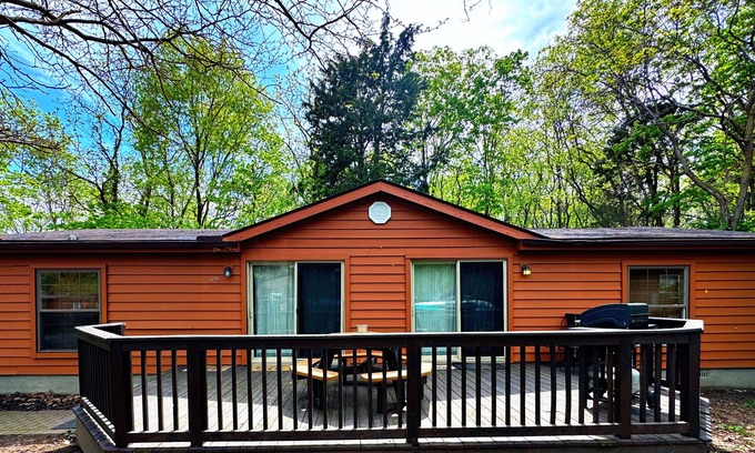 Put-in-Bay Cabin | Relaxing Retreat: Ideal for Groups with Pool & Kitchen