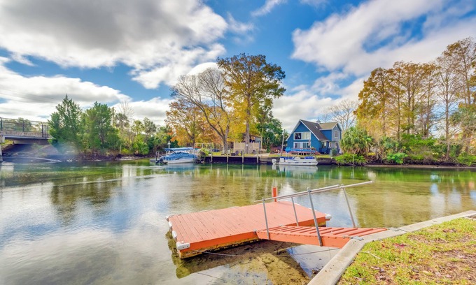 Weeki Wachee Gardens House | Idyllic Weeki Wachee River Home by the Park - Guest Rated 9.8