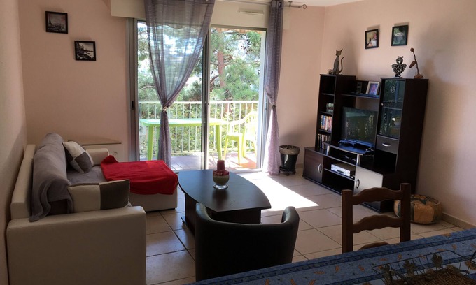 Razimbaud Apartment | Ideal Weekly Vacation Rental with Oceanfront Views