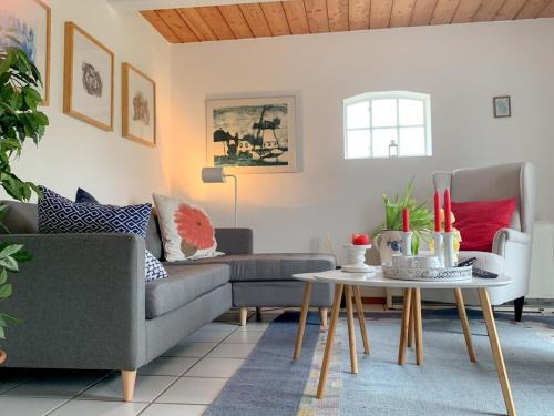 Osterhever House | Experience Relaxation at Weiße Reetdachkate - Family-Friendly Stay