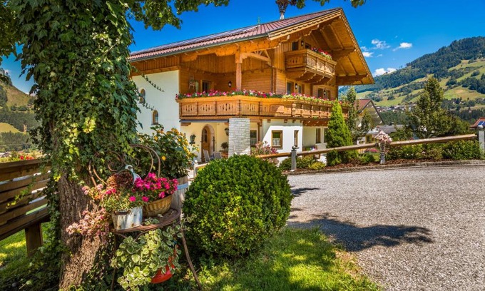 Sankt Veit im Pongau Apartment | Guest Rated 10/10 at Weidinghof with Family-Friendly Amenities