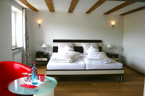 Ilbesheim Hotel | Discover Wein-Domizil Brennofen: Pet-Friendly Oceanfront Retreat