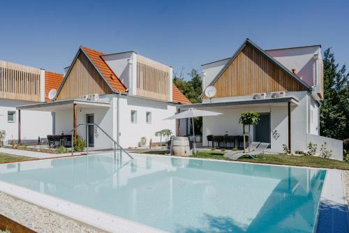Deutsch Schuetzen-Eisenberg Ski Chalet | Elegant Weinberg Chalets: Oceanfront Retreat with Pool