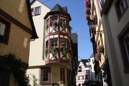 Uerzig Hotel | Welcoming Weingut Gästehaus Derkum with Breakfast & Accessibility