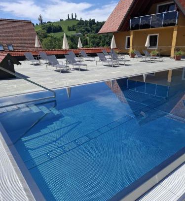 Ratsch House | Oceanfront Getaway at Weingut-Gästezimmer UHL