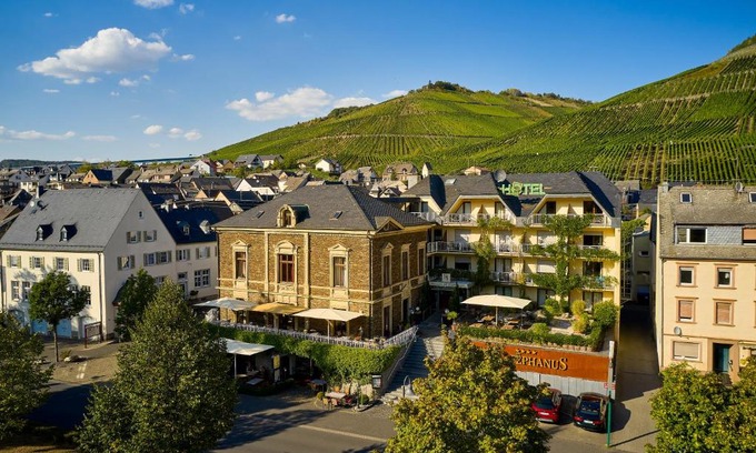Zeltingen-Rachtig Hotel | Relax at Weinhotel St. Stephanus with Pool & Hot Tub