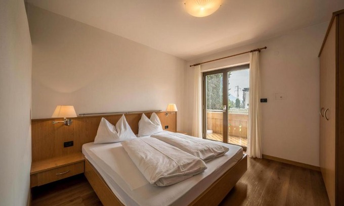 Lana Apartment | Weinsepphof Ferienwohnung 3: Poolside Relaxation Awaits
