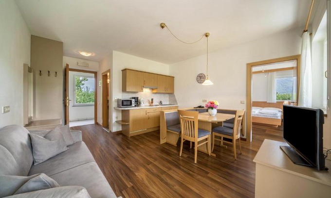 Lana Apartment | Weinsepphof Ferienwohnung 8: Guest Rated 9/10 with Pool