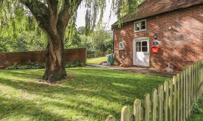 Maidstone House | Pet-Friendly Weir Cottage: A 4-Star Family Retreat