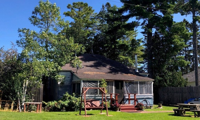 La Pointe Cabin | Weisel Cabin - Cozy Retreat Steps from Downtown La