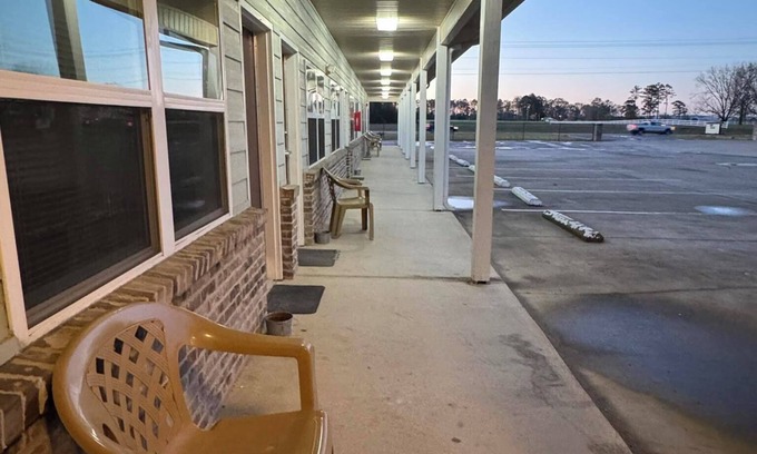 Centre Hotel | Welcoming Weiss Lake Lodge: Family-Friendly with Pool Access