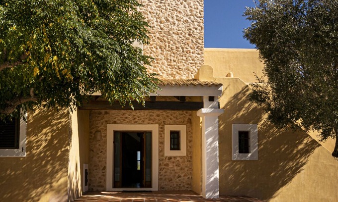 Sant Francesc Xavier Villa | Central Location House with Spa and Pet-Friendly Amenities