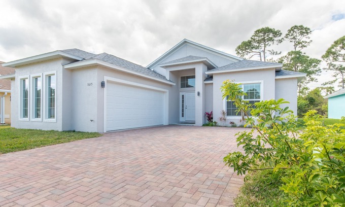 Florida Ridge House | Family-Friendly Coastal Soul with Ocean Views and Spa Relaxation