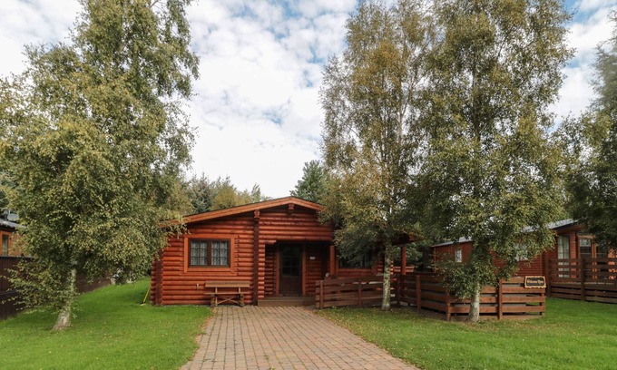 Morpeth Cottage | Discover Hjem Log Cabin: Pet-Friendly Retreat with Hot Tub