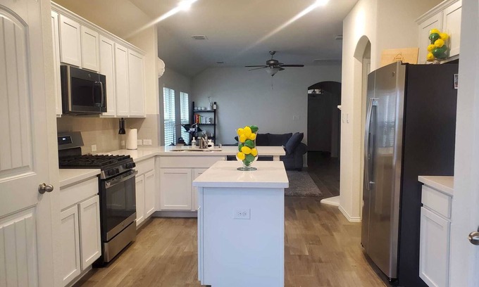 Lincoln Park House | Welcome Home: Guest Rated 10/10 with Kitchen Amenities