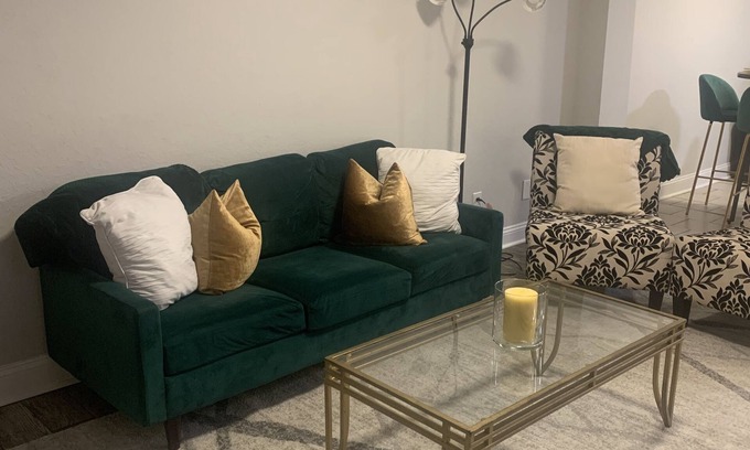 Villa Heights House | Discover Comfort at Our Pet-Friendly Hotel with Breakfast