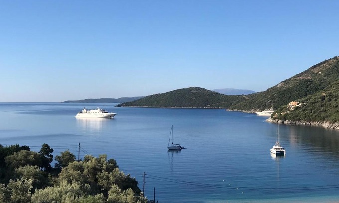 Mikros Gialos Apartment | Welcome In: Top-Rated Oceanfront Getaway with Pool