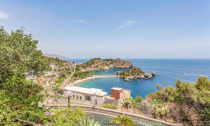 Fiumefreddo di Sicilia Apartment | Discover a Family-Friendly Oceanfront Vacation Apartment
