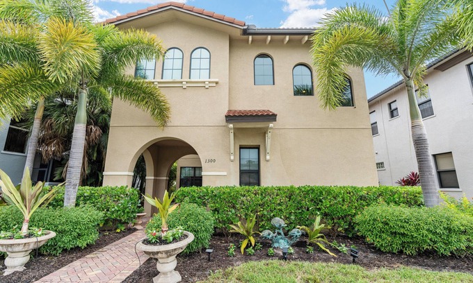 Naples House | WELCOME! Luxury House w/Pickleball, Beaches, Marco Island, and Golf, & 5th Ave