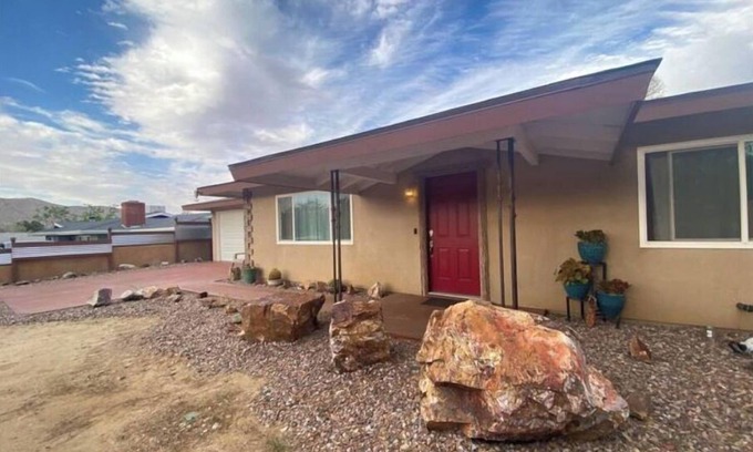 Yucca Valley House | Experience Comfort at Mi Casa es su Casa Hotel