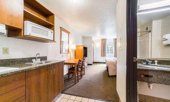 O'Fallon Hotel | Eco-Friendly Welcome Suites with Kitchen & Breakfast Options
