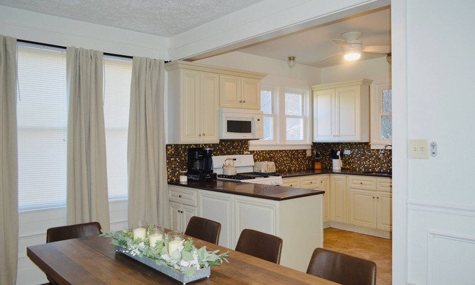 Morgantown House | Experience the Blue and Gold Getaway with Top Amenities!