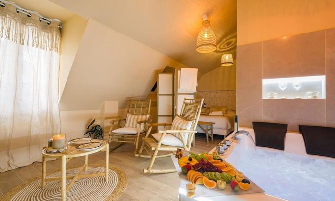 Petit-Ivry Apartment | Experience Coachella Bliss with a Relaxing Jacuzzi