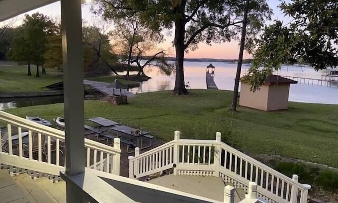 Fort Worth Cottage | Discover Cottage Mariposa: Lake Views & Family Friendly