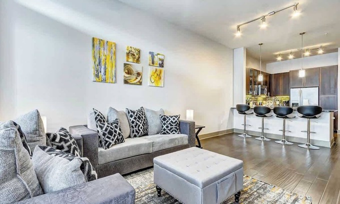 East Downtown Houston Apartment | Discover Deet's Place: Family-Friendly Getaway with Spa & Pool