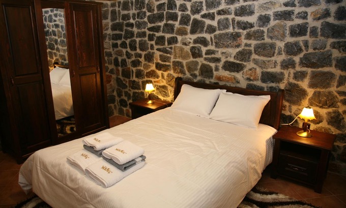 Loutraki House | Discover Guesthouse Yades - Cozy Quad Studio with Kitchen!