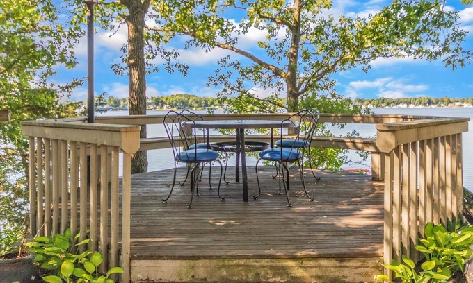 Fenwick House | Experience Lake Life: Waterfront Family Retreat with Views!