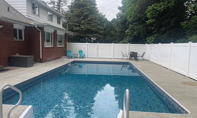Ludington House | Relaxing Getaway at Leisure on Lakeshore, Ludington
