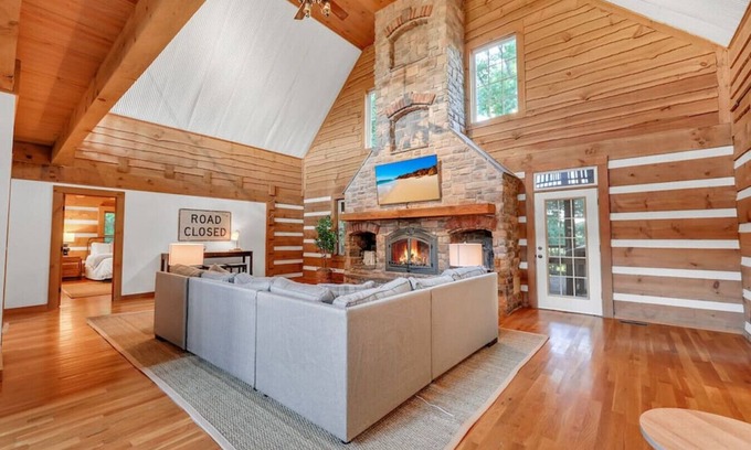 Cross Plains House | Experience 'Logging Off': Log Cabin Retreat Near Nashville