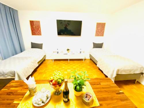 Region Hannover District Apartment | Discover Messe: Two-Bedroom Apartment with Balcony