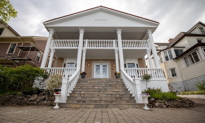 Niagara Falls Villa | Discover Niagaraluxurysuites: Ideal Family Getaway Near Falls