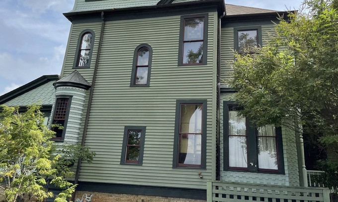 Anniston Bed & Breakfast | Welcome to our BNB Historical District. Reservation for the whole house.