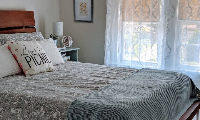 Niagara Falls House | Discover Your Cozy Cottage Escape: Rated 10/10 for Comfort