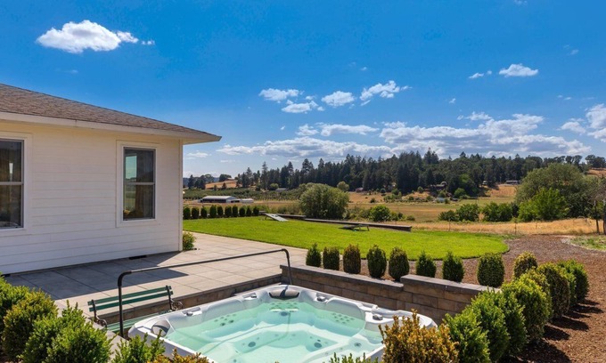 Newberg House | Discover Oz: Vibrant Vineyardside Estate with Premium Amenities!