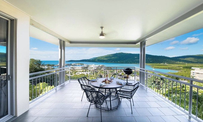Airlie Beach Apartment | Experience Coastal Living at Paradise Palms - Rated 10/10