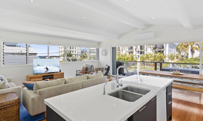 Mermaid Beach Apartment | Discover Relaxation at Mermaid Beach House with Ocean Views