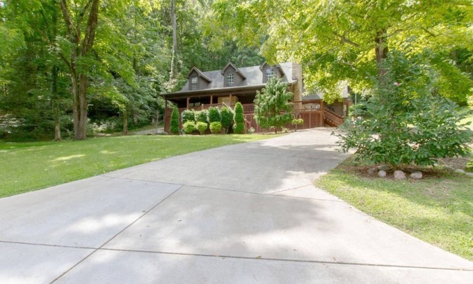 Lancaster Cabin | Discover Tranquil Parkview Hollow: Family-Friendly Retreat