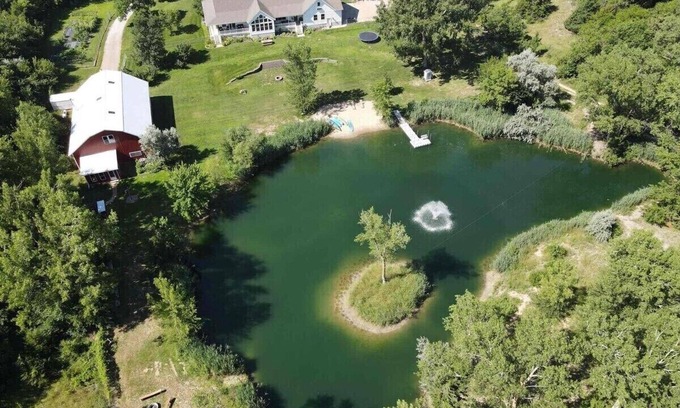Gibbon House | Discover River Run: 2-Bedroom Barn Cottage with Pool