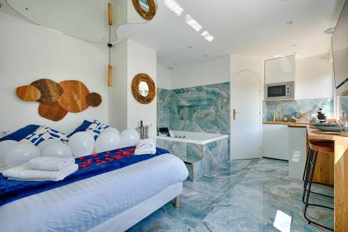 Montgeron Apartment | Explore Santorini: 4-Star Hotel with Spa & Hot Tub Luxury