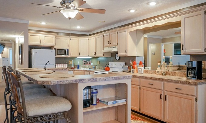 Bronston Condo | Seventh Heaven: Golf, Poolside Fun & Family-Friendly Stays
