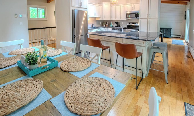 Grand Bend Cottage | Welcome to Shoreline Beach Cottage – Your Peaceful Retreat by the Lake