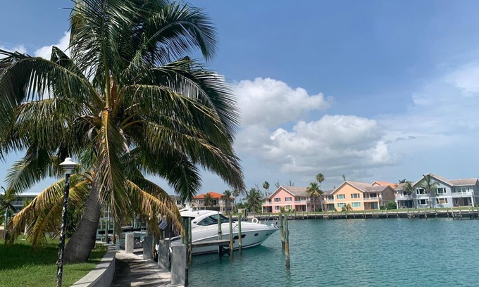 Bahamia West Condo | Experience the Bahamas: Relax by Beach, Pool & Canal