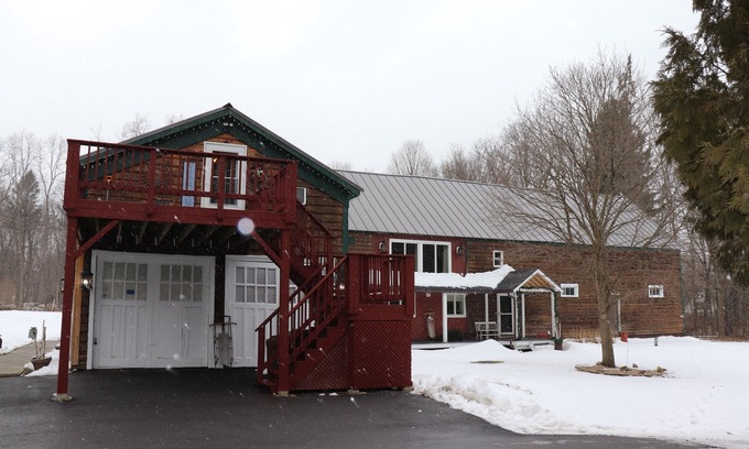 Alplaus Apartment | Experience the Brown Barn: Rated 10/10 with Breakfast & Kitchen