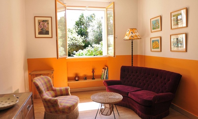 Avignon Cottage | Discover the Cozy Farmhouse of the Violet with Pool Access