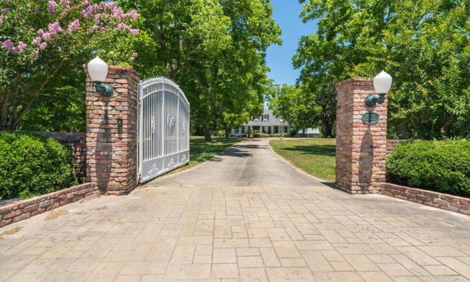 Long Beach House | Experience Graceful Oaks: Pet-Friendly Retreat with Pool