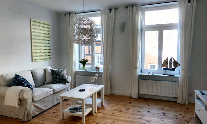 Old Town Apartment | Experience Emma in the Harbor District - Rated 9.4/10!